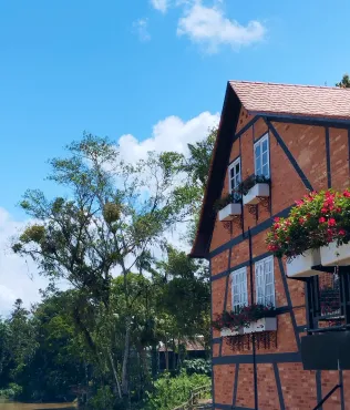 Imagem de uma casa enxaimel, uma representação da arquitetura colonial Alemã no Sul do Brasil.